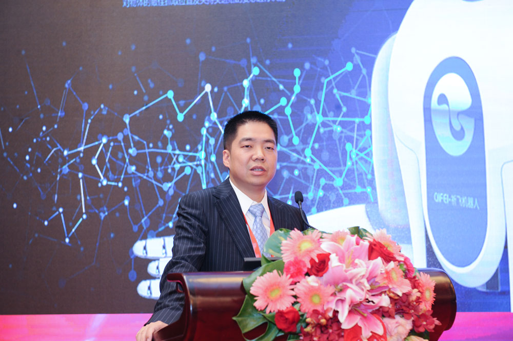 深圳市祈飞科技有限公司执行总裁唐波作《科技智造未来 AI改变生活》的主题发言